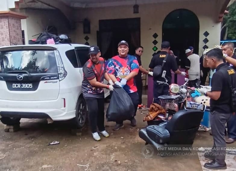 Skuad Ihsan MADANI KDN Bantu Bersihkan Rumah Mangsa Banjir1