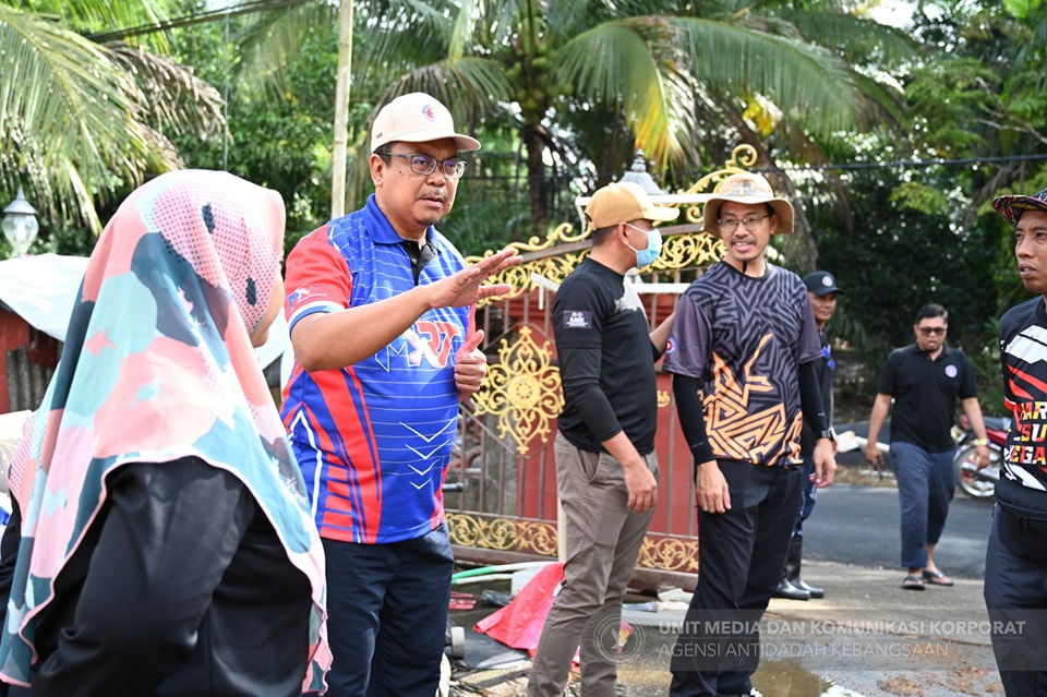 Skuad Ihsan MADANI KDN Bantu Bersihkan Rumah Mangsa Banjir2