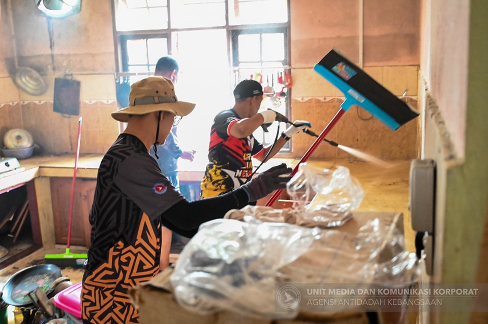 Skuad Ihsan MADANI KDN Bantu Bersihkan Rumah Mangsa Banjir5