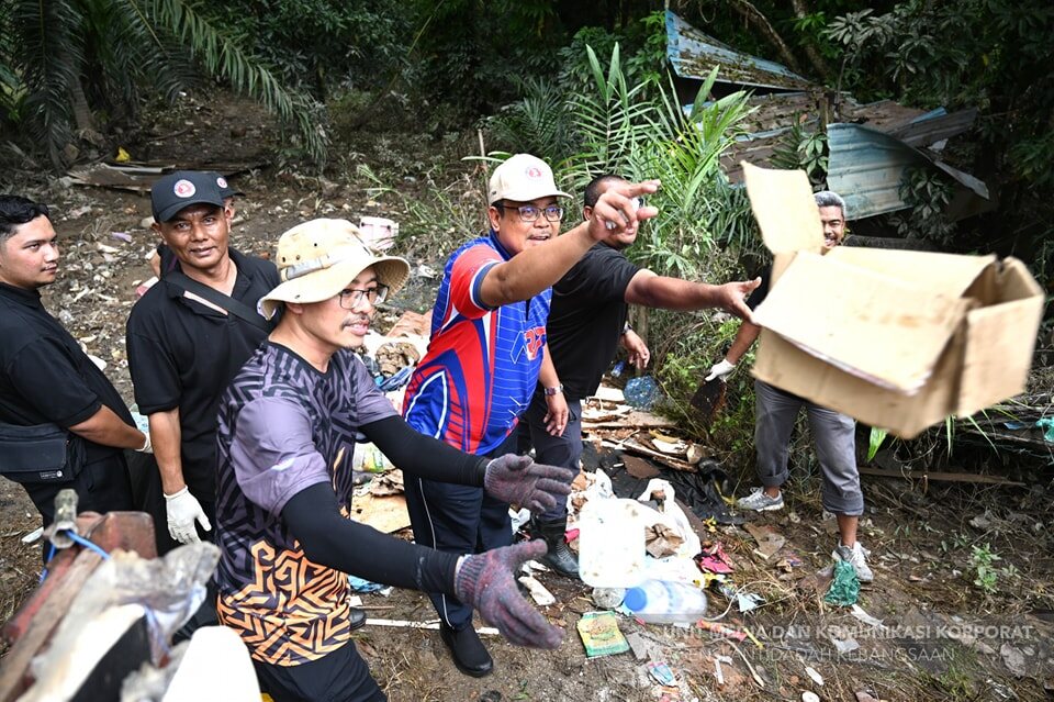 Skuad Ihsan MADANI KDN Bantu Bersihkan Rumah Mangsa Banjir7