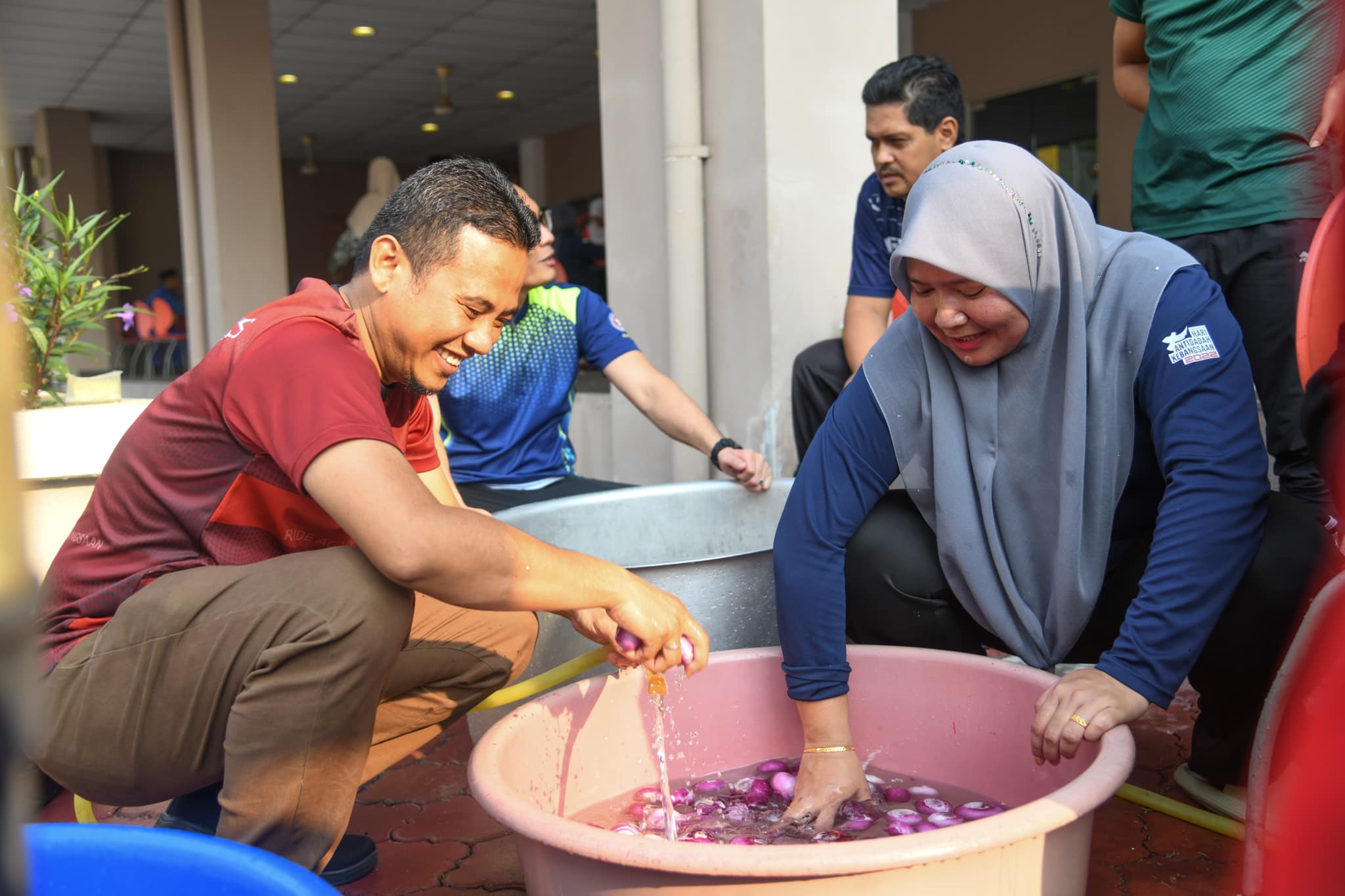 Membakar Lemang dan Memasak Rendang Ayam