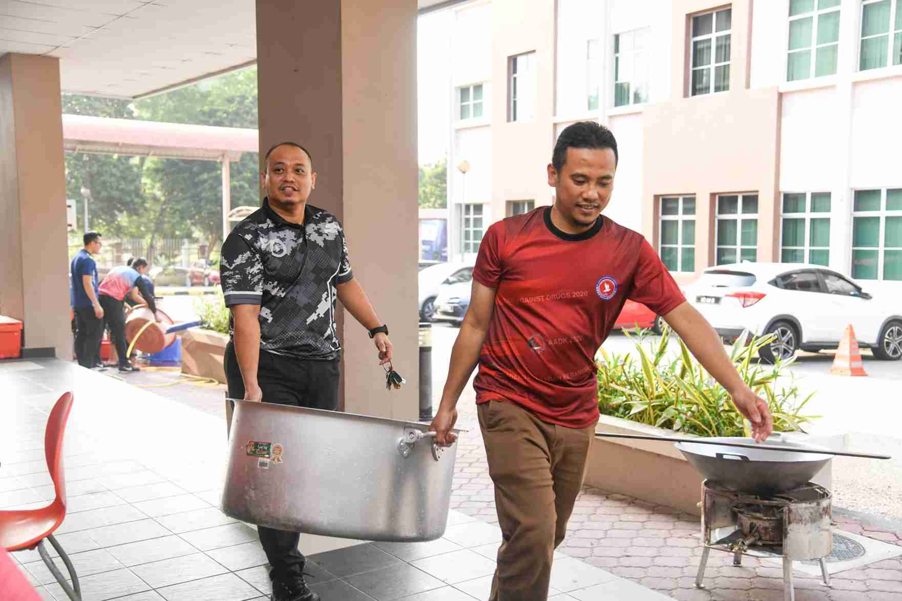 Membakar Lemang dan Memasak Rendang Ayam