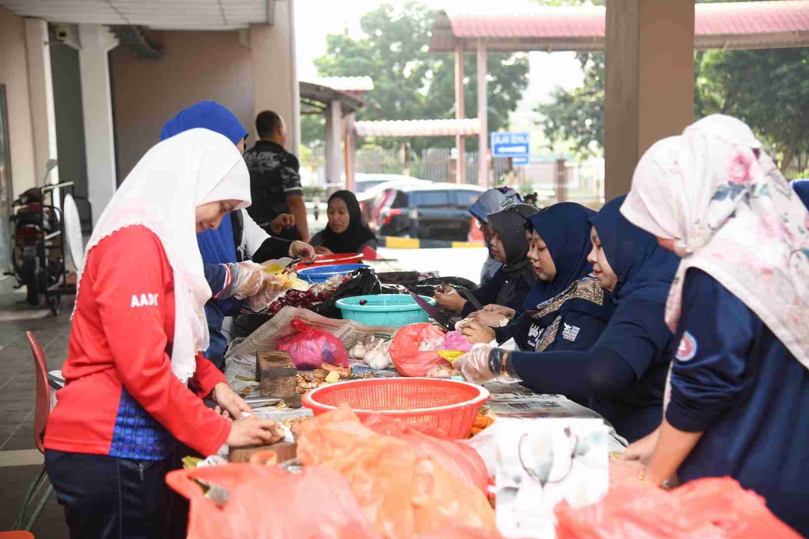 Membakar Lemang dan Memasak Rendang Ayam