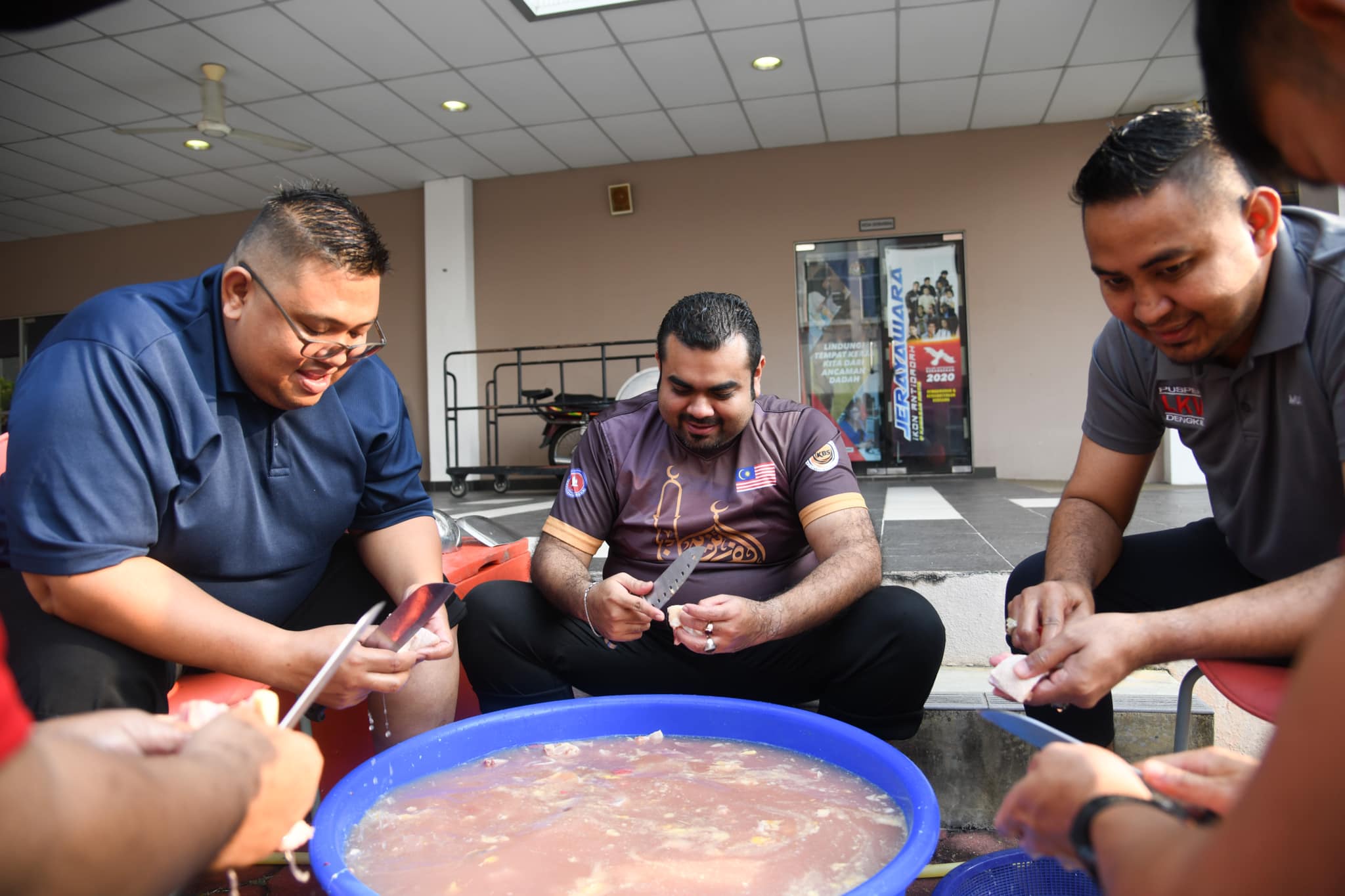 Membakar Lemang dan Memasak Rendang Ayam