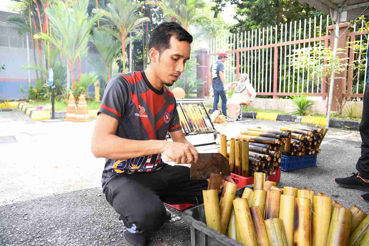 Membakar Lemang dan Memasak Rendang Ayam