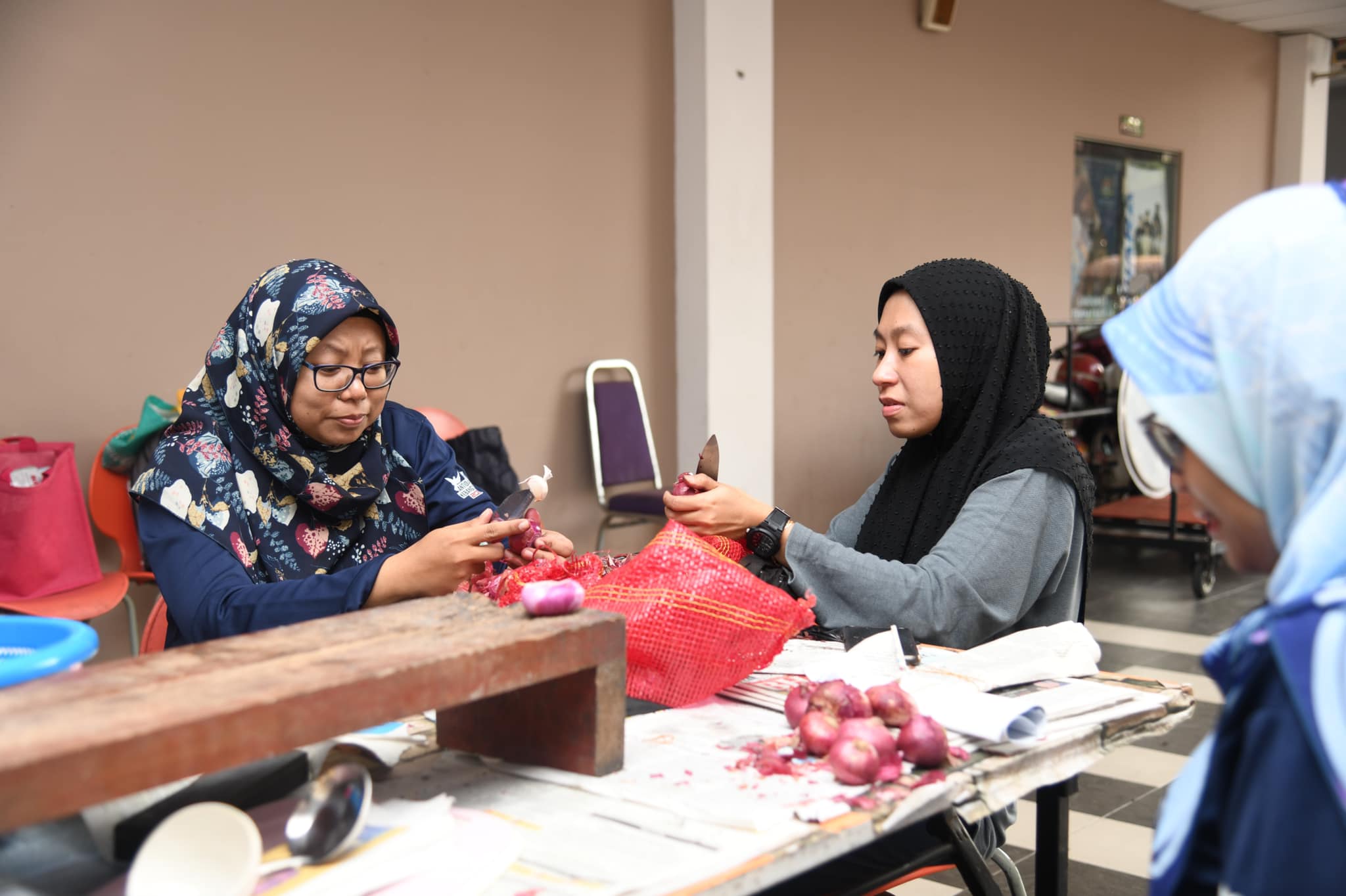 Membakar Lemang dan Memasak Rendang Ayam