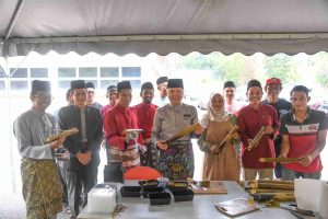 Membakar Lemang dan Memasak Rendang Ayam