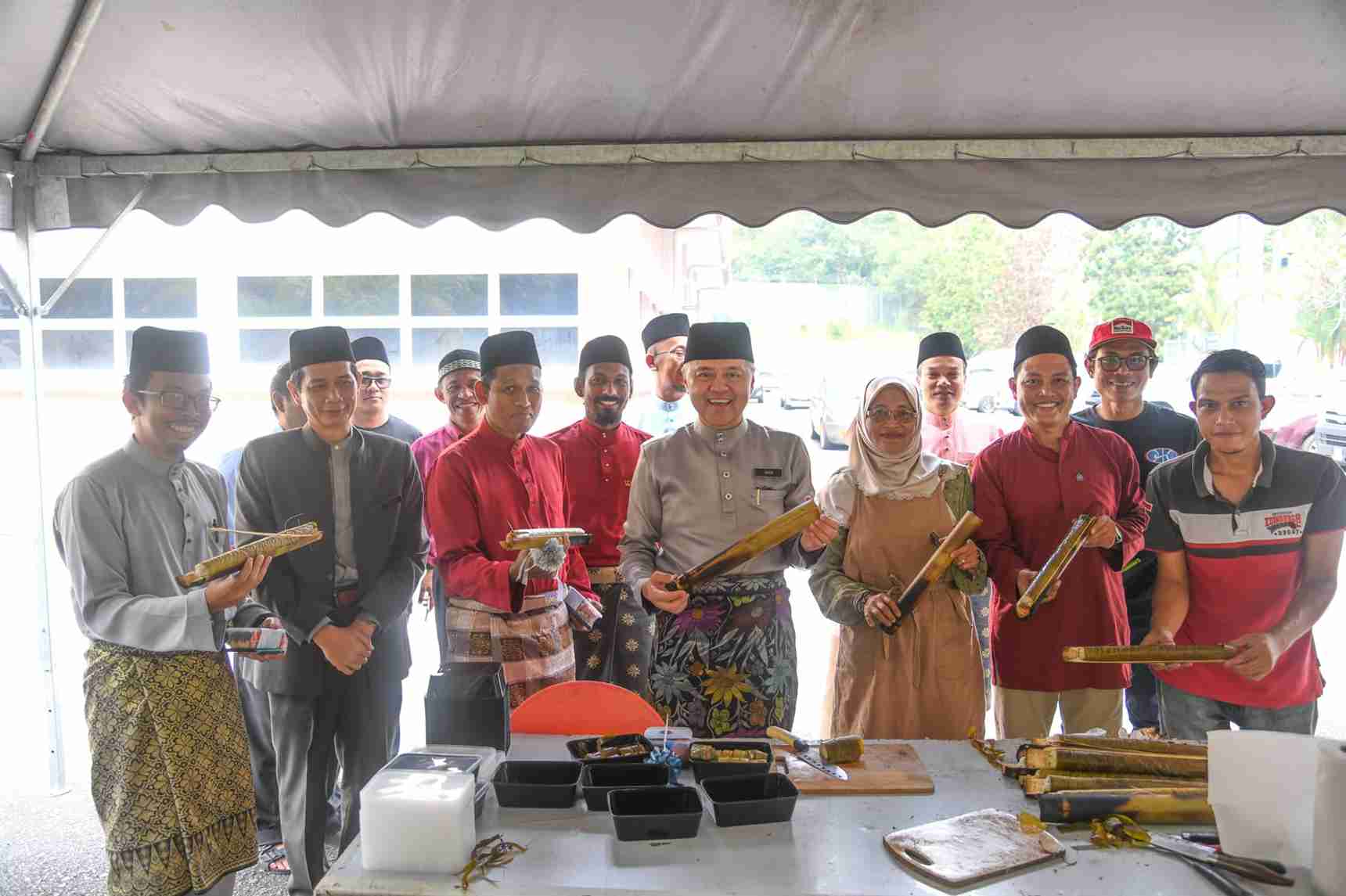 Membakar Lemang dan Memasak Rendang Ayam