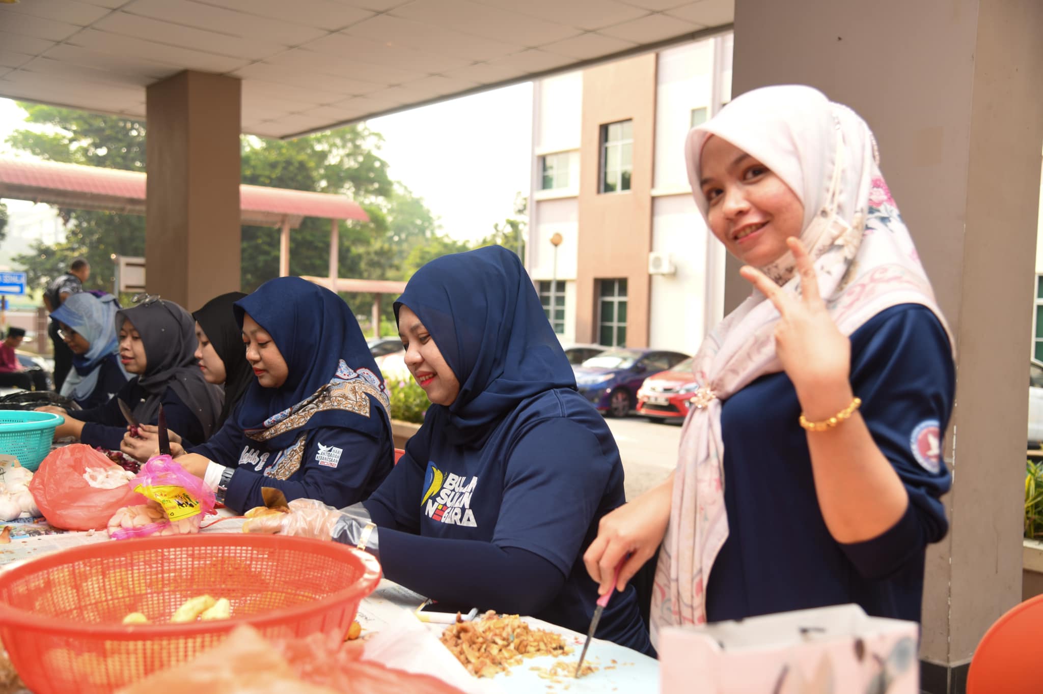 Membakar Lemang dan Memasak Rendang Ayam