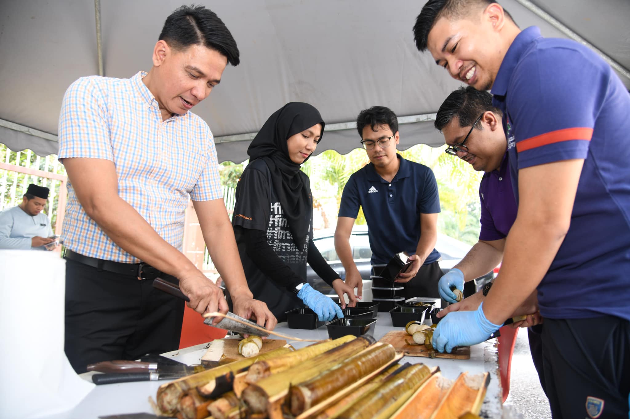 Membakar Lemang dan Memasak Rendang Ayam