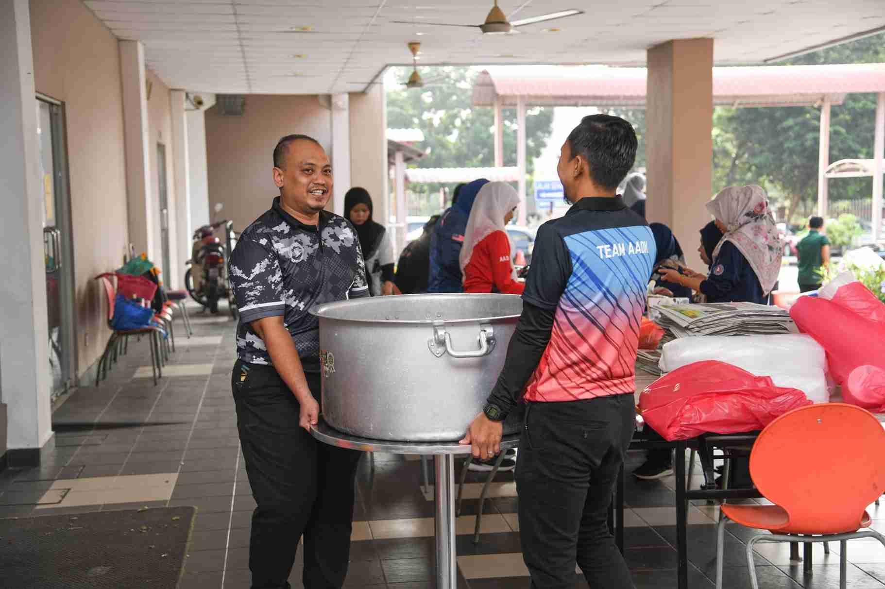 Membakar Lemang dan Memasak Rendang Ayam